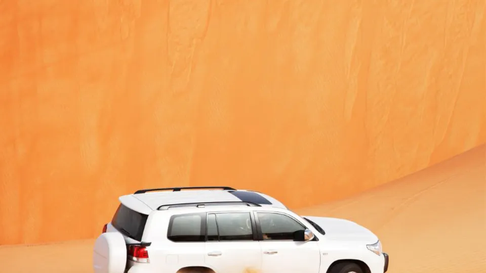 Macchina bianca fuoristrada nel deserto
